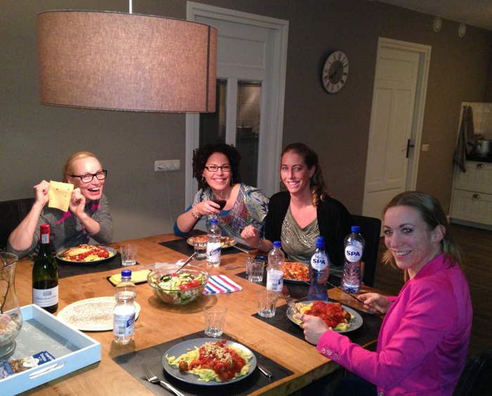 Lekker eten met 4 meiden aan tafel 