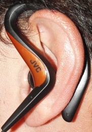 De HA-EB70 in oor